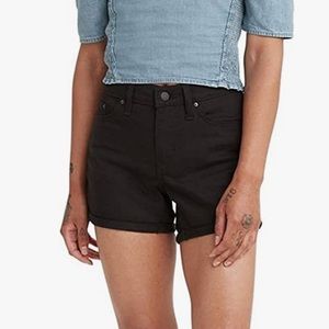 LEVI’S BLACK MID-LENGTH
SHORTS